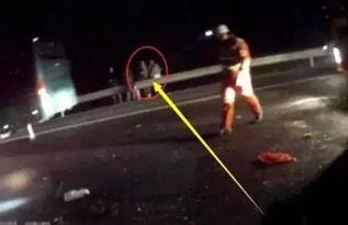 高速公路翻车吃瓜,翻车瞬间，吃瓜群众见证生死瞬间
