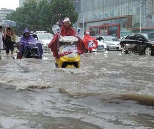 天津大爷暴雨吃瓜,诠释城市生活百态