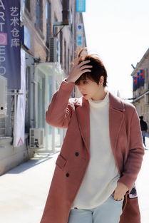 于斌直播吃瓜,于斌挑战吃瓜，趣味横生引网友热议